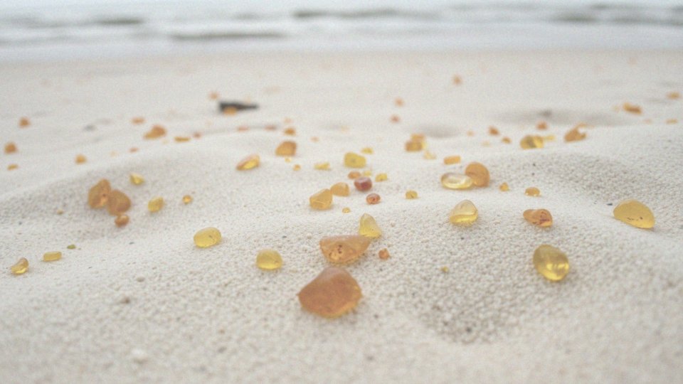 Jakie kolory ma bursztyn spotykany na plaży?